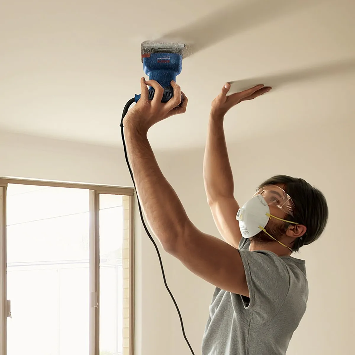 Lixadeira Orbital Bosch GSS 140 220W com 1 lixa