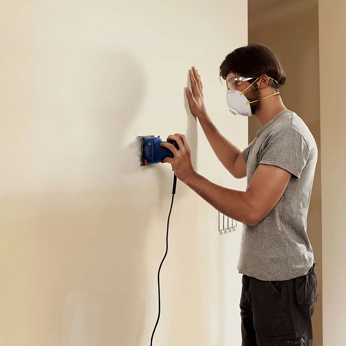Lixadeira Orbital Bosch GSS 140 220W com 1 lixa