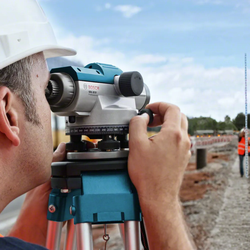 Nível óptico Bosch GOL 32 D, zoom de 32x, em maleta
